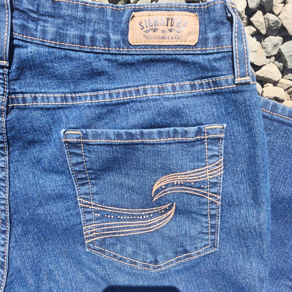 Levi’s Signature Women’s Size 12 Cropped Dark Wash Jeans Embroidered Detail - Picture 4 of 6